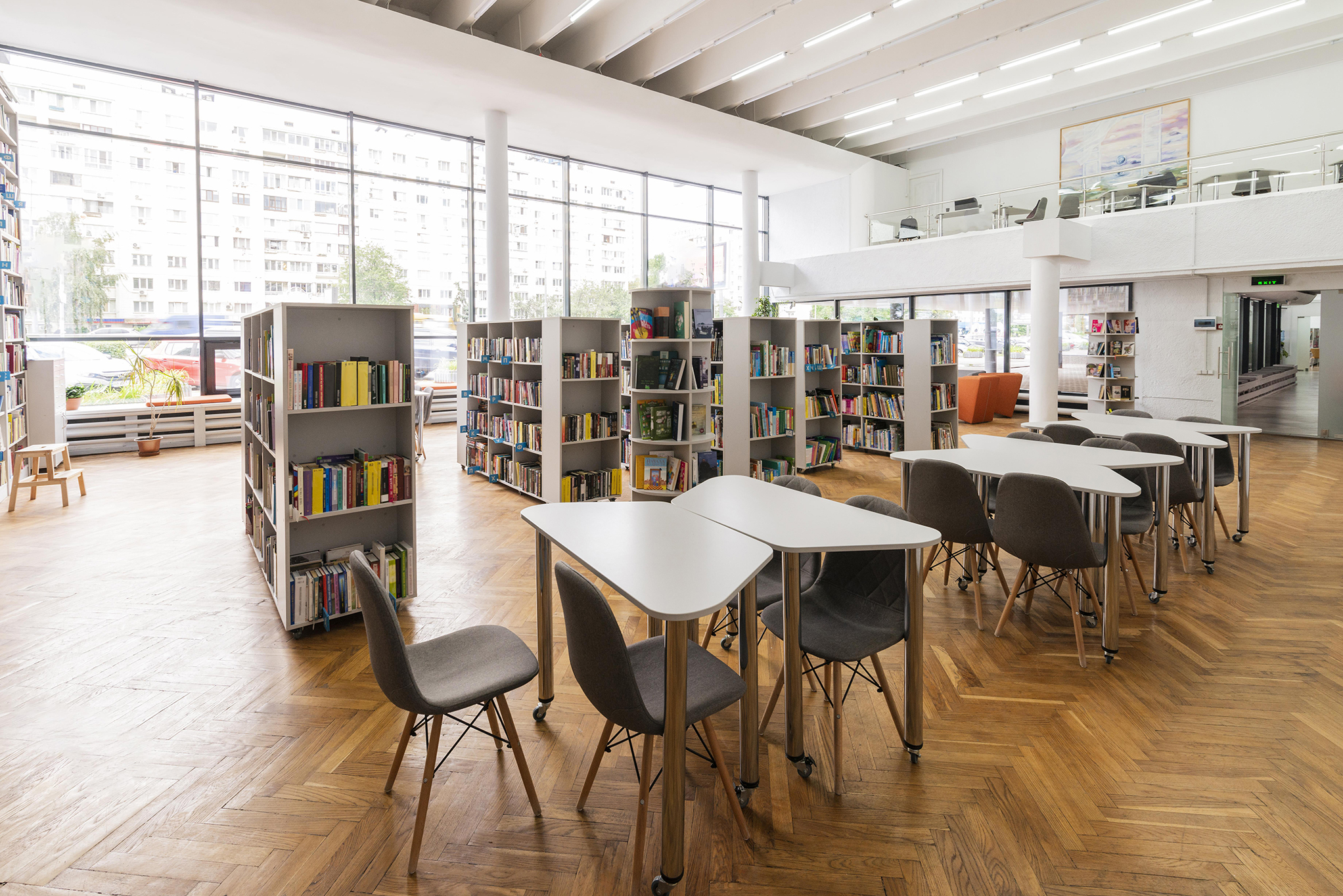Sala de biblioteca con sillas y medas