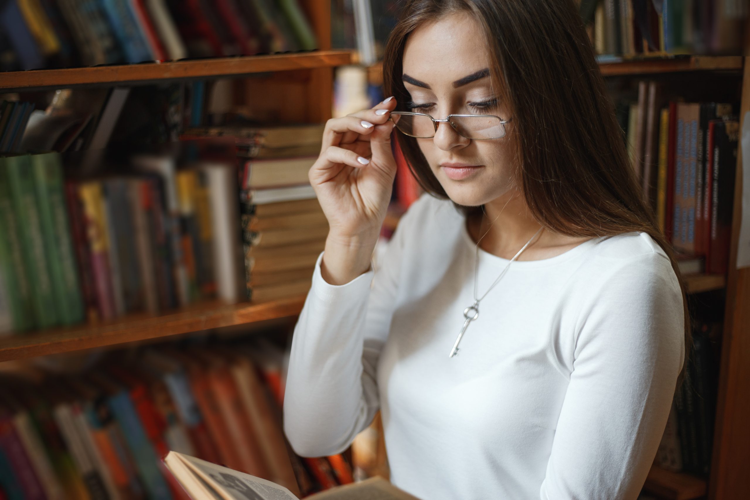 Chica con gafas leyendo un libro