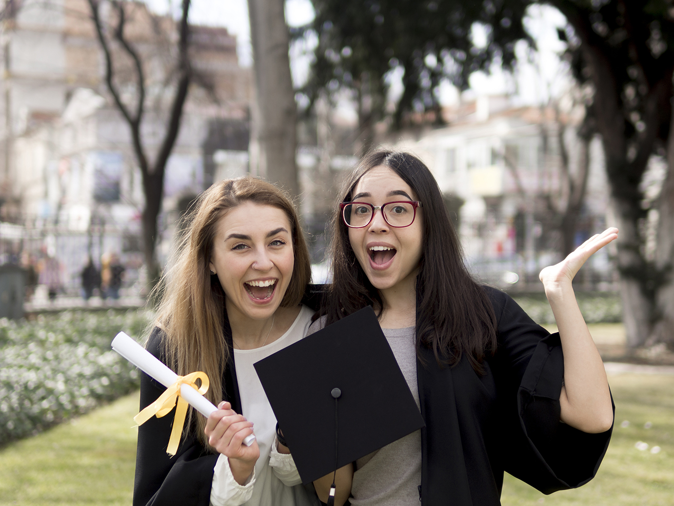 Dos chicas licenciándose en la universidad